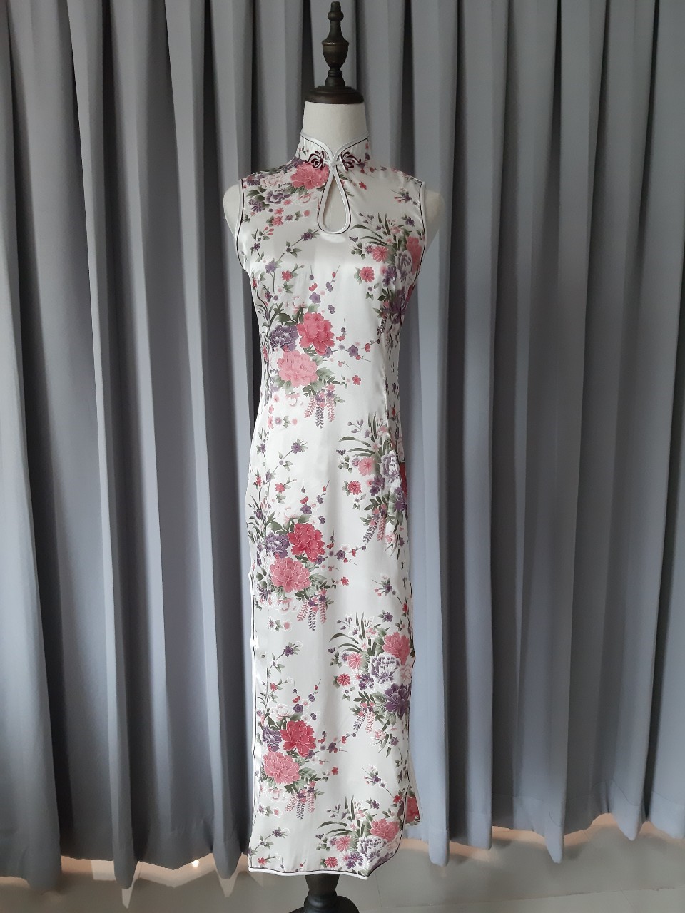 Pre-order กี่เพ้า ผ้าแพร สีขาว พิมพ์ลายดอกไม้ ตัดเย็บอย่างดี