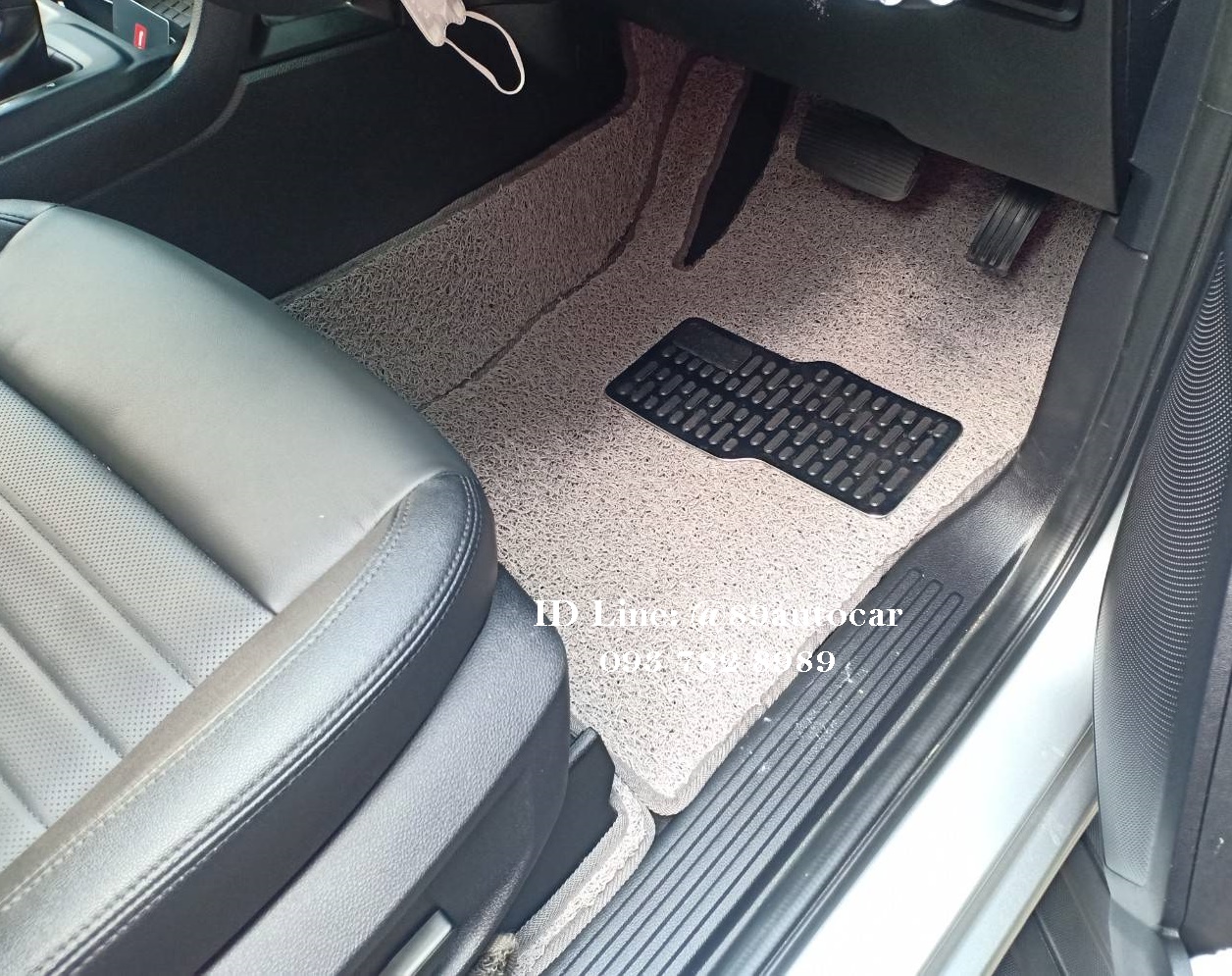 พรมรถยนต์ Ford Everest 2023 ปูพรมไวนิลดักฝุ่นสีเทาขอบเทา เต็มคัน