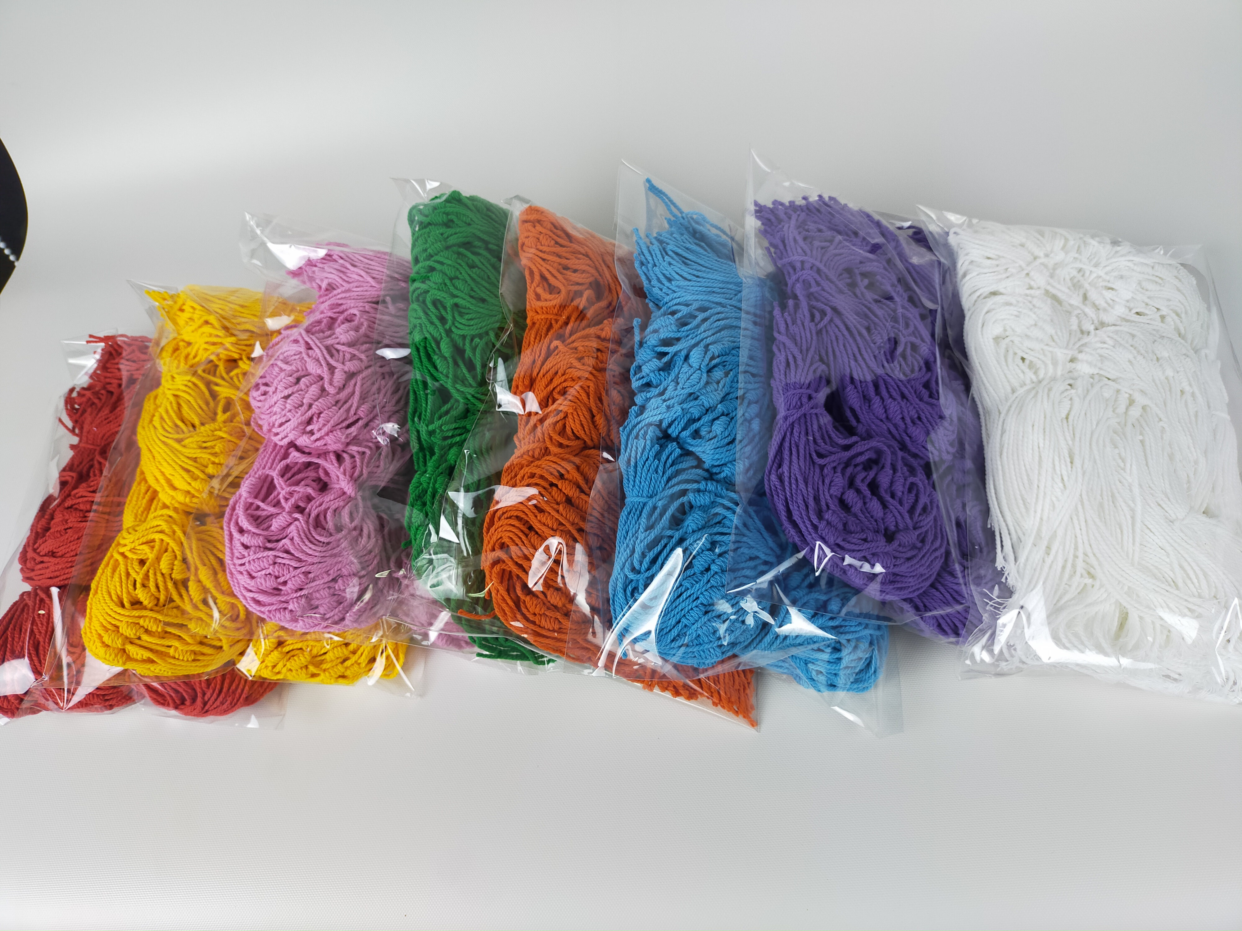 สายสิญจน์ผูกข้อมือสำเร็จรูป คละ สี มี สีขาว สีแดง สีน้ำเงิน สีเหลือง สีฟ้า สีเหลืองอ่อน สีน้ำตาล สีส้ม สีม่วง สีเขียว