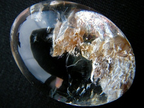 QU0010 QUARTZ น่าจัดอยู่ในสามกษัตริย์มังคละ มีเป็กทองคละด้านใน พบรอยรานใต้ก้นแก้ว ขนาดเม็ดแก้ว 20.61x27.85x14.92 mm. นน. 58.48 ct. ขายแล้ว