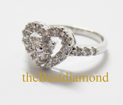 BR212RD+++แหวนเพชรCZ รูปหัวใจ มีบ่าข้าง++แบบทันสมัย ดูดี intrend มากๆๆ แบบออกมาจากร้านจิวเวลลี่เลย เพชรสวยวิ๊งๆ ใส่ติดนิ้วได้เลยค่ะ สวยสุดๆ รับประกัน