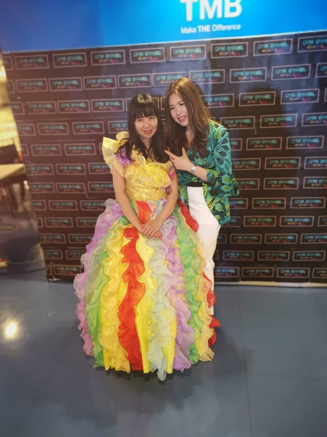 พร้อมเช่า ชุดแฟนซียาว ไหล่เดียว สีรุ้ง ระบายฟูสวย ช่วงอกปักเลื่อมแต่งดอก (ซิปหลัง)