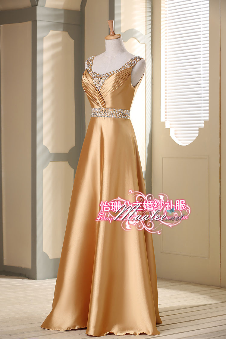 พร้อมเช่า ชุดราตรียาว สีทอง คอวี จับเดรปหน้าอก ปักเลือมช่วงอกและเอว