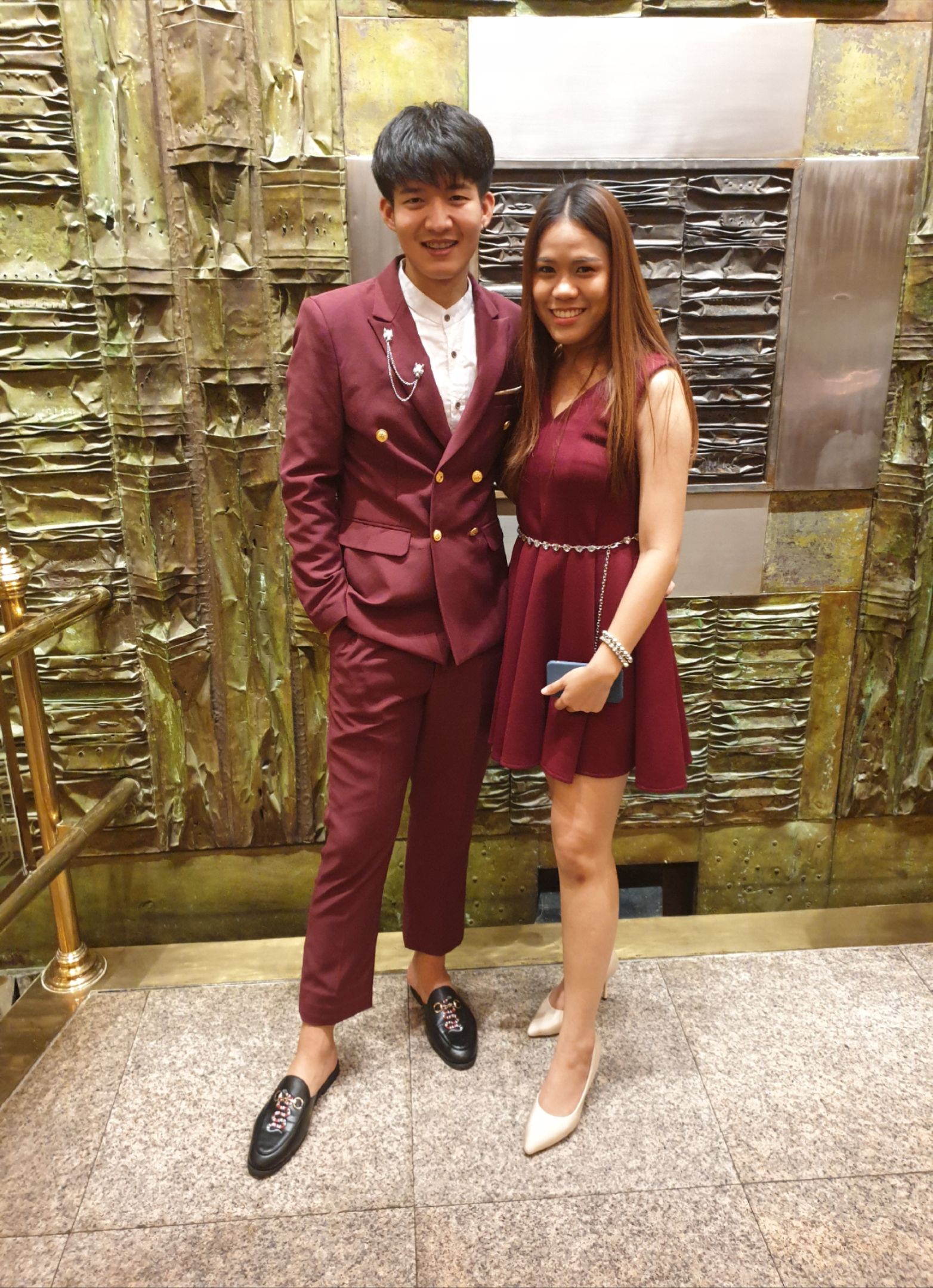 พร้อมเช่า ชุดสูทชาย สีไวน์แดง สองกระดุม แบบคลาสสิก ไม่มีเสื้อกั๊ก