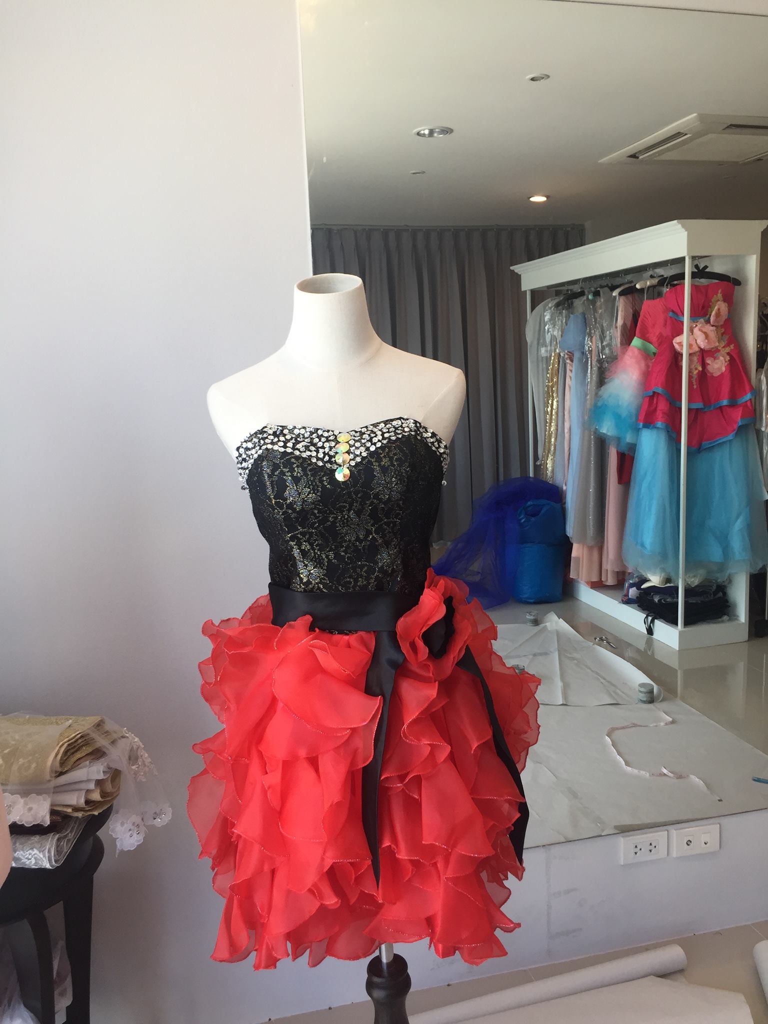 พร้อมเช่า ชุดแฟนซี เช่า 500 ชุดราตรีสั้น เกาะอกแต่งคริสตัล สีดำ กระโปรงระบายสวยสีแดง