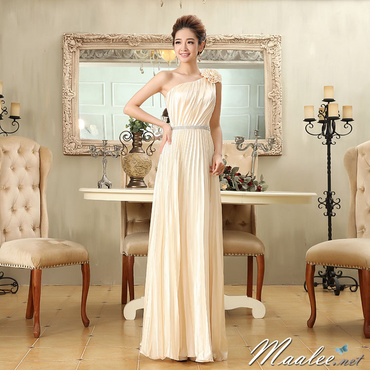 พร้อมส่ง ชุดราตรียาว ไหล่เฉียง สีครีม กระโปรงอัดพลีทพลิ้วสวย แต่งแถบคริสตัลช่วงเอว