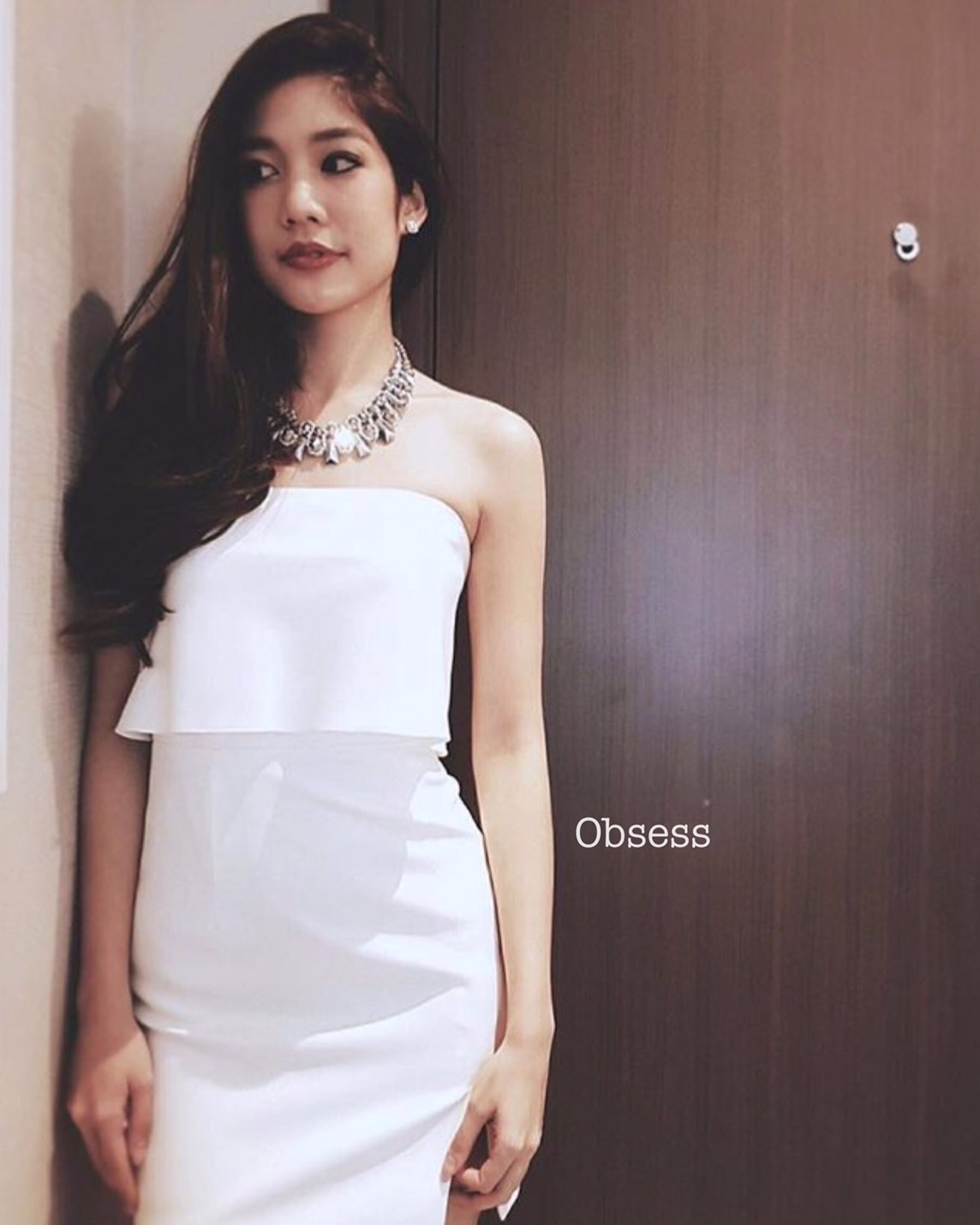 พร้อมเช่า มินิเดรส ทรงยอดนิยม แต่งระบายอก กระโปรงทรงดินสอ สีขาว