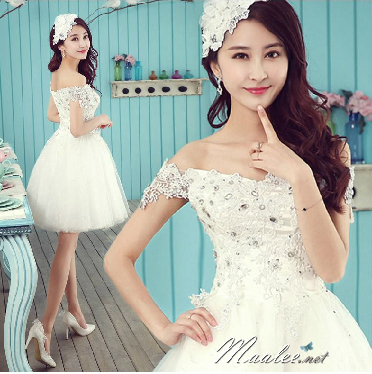 พร้อมเช่า ชุดราตรีสั้น แบบปาดไหล่ แต่งผ้าโปร่งปักดิ้นเงิน อกแต่งลายลูกไม้พร้อมปักเลื่อมหรู สีขาว (เชือกผูกหลัง)