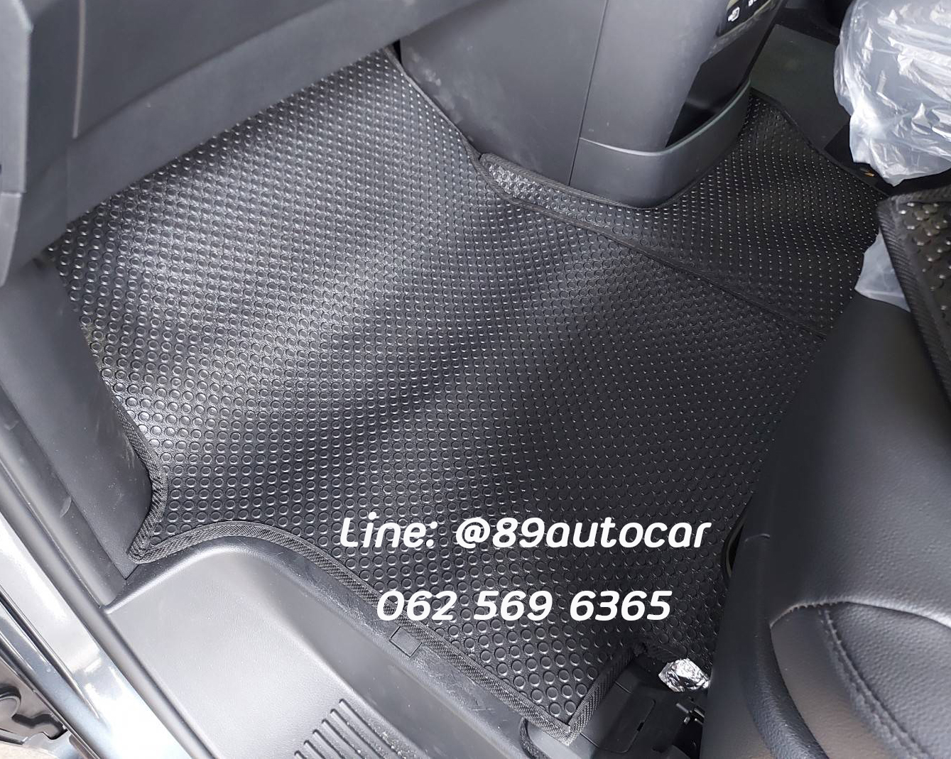 ผ้ายางปูพื้นรถตู้ กระดุมเล็ก PVC Hyundai Staria 2.2d 11 ที่นั่ง