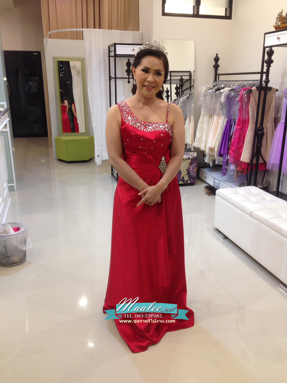 พร้อมเช่า ชุดราตรียาว ไหล่เฉียง สีแดงก่ำ จับจีบที่เอว คอประดับลูกปัดคริสตัลสวยหรู