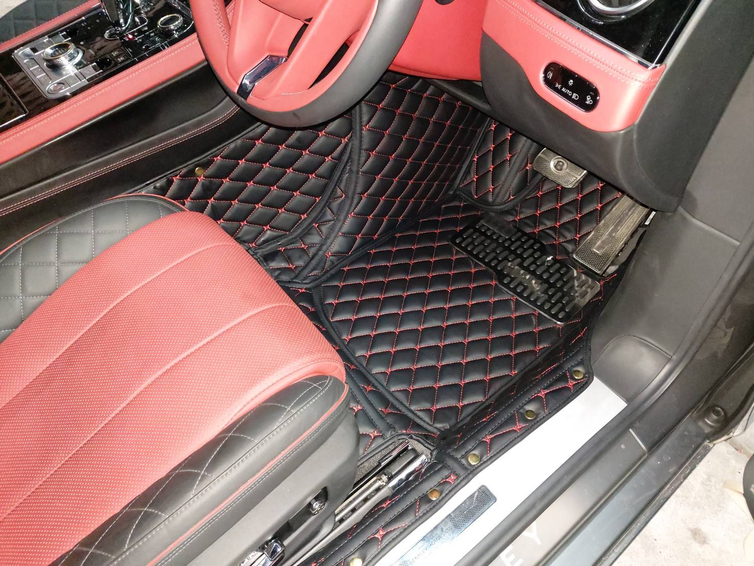 ขายพรมปูพื้นรถยนต์ Bentley Continental GT ปูพรมหกดี สีดำด้ายแดง เต็มคัน