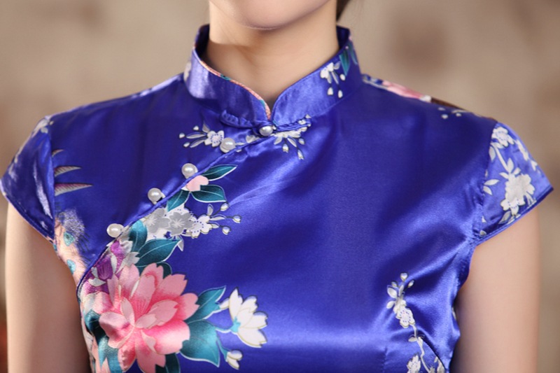 Pre-order กี่เพ้าสั้น แขนล้ำ สีน้ำเงิน ลายดอกไม้นกยูง ผ้าซาติน