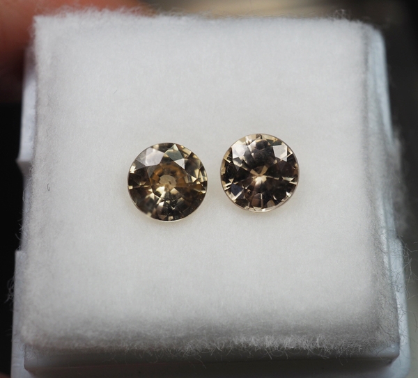 เพทายกัมพูชา 2 กะรัต 2 ชิ้นสีน้ำตาลอ่อน (0938)