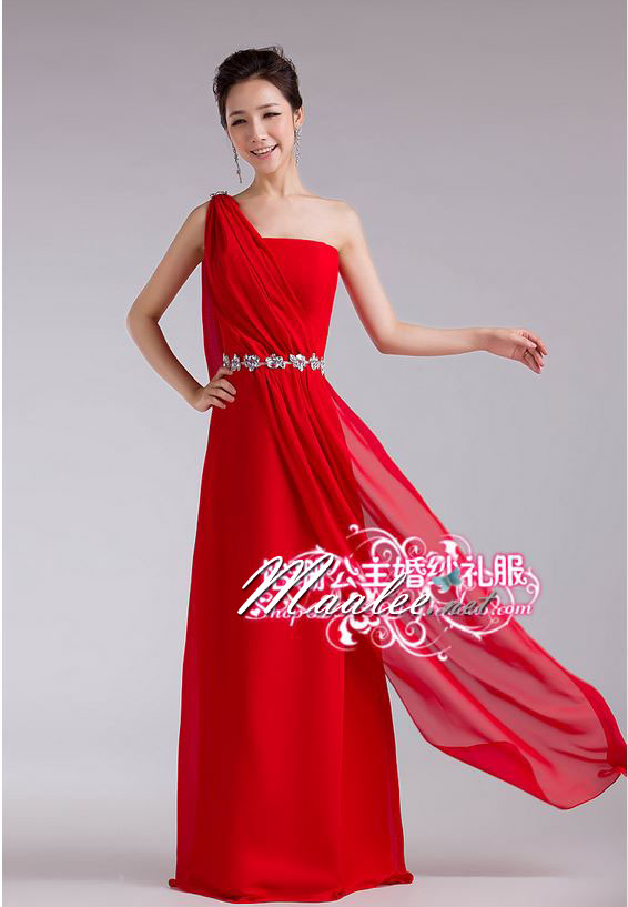 พร้อมส่ง ชุดราตรียาว ไหล่เดียว สีแดง จับเตรปสไตล์กรีก คาดคริสตัลช่วงเอว