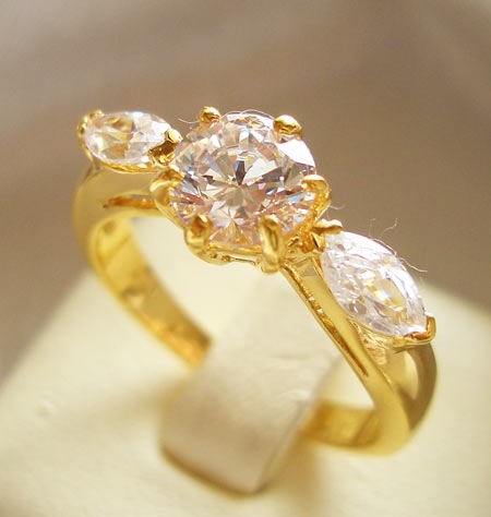 BR927 แหวนเพชร 3 เม็ดอีก style ค่ะ เรียบๆ Classic แต่ดูดี ชุบทองแท้ 24 K หนา 5ไมครอน