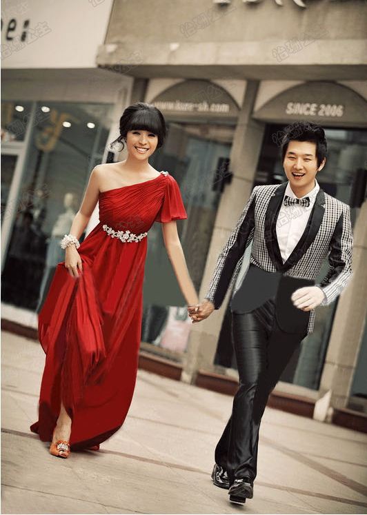 พร้อมส่ง ชุดราตรียาว สีแดง ไหล่เดียว แขนย้วย ผ้าอัดพลีทสวย แต่งเลื่อมช่วงเอว