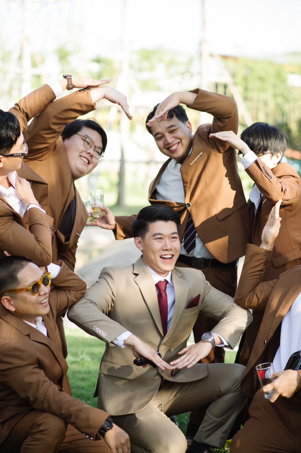 พร้อมเช่า ชุดสูทชาย สีน้ำตาล คลาสสิก รุ่นกระดุมเดียว (พร้อมเสื้อกั๊ก)