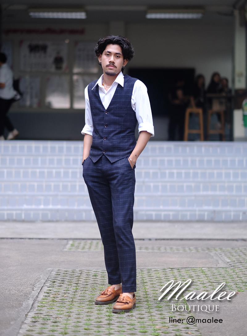 พร้อมเช่า ชุดสูทชาย สีกรมท่า ลายตาราง ทรงเข้ารูป Slim-cut พร้อมเสื้อกั๊ก