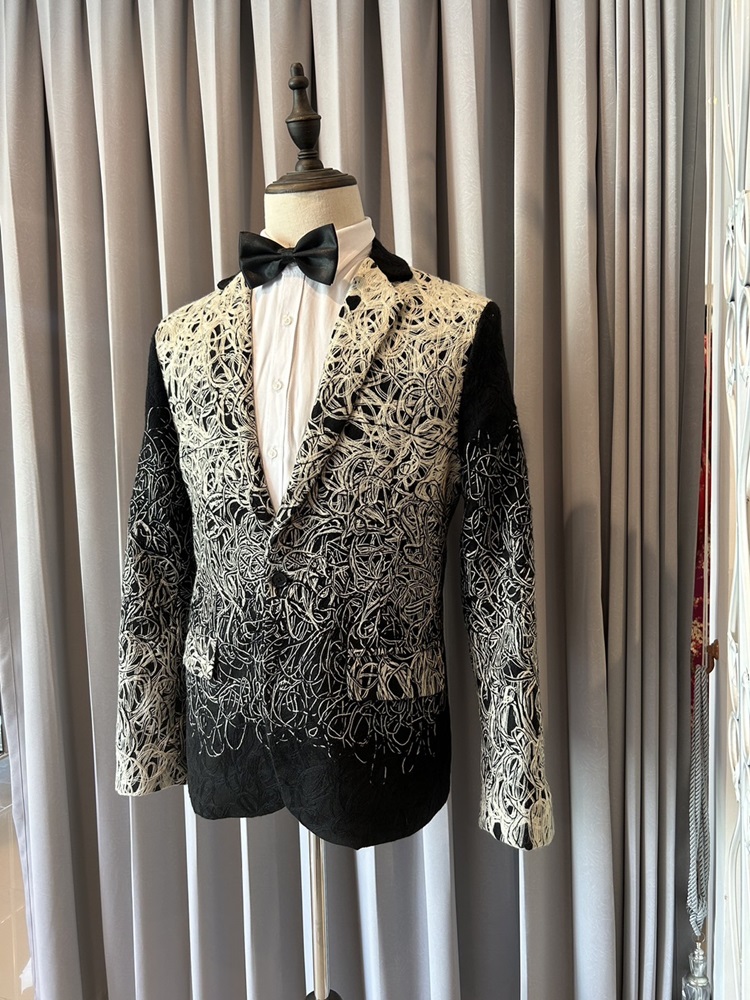 พร้อมเช่า เสื้อสูทชาย สีขาวดำ ปักลายกราฟฟิก กางเกงดำ