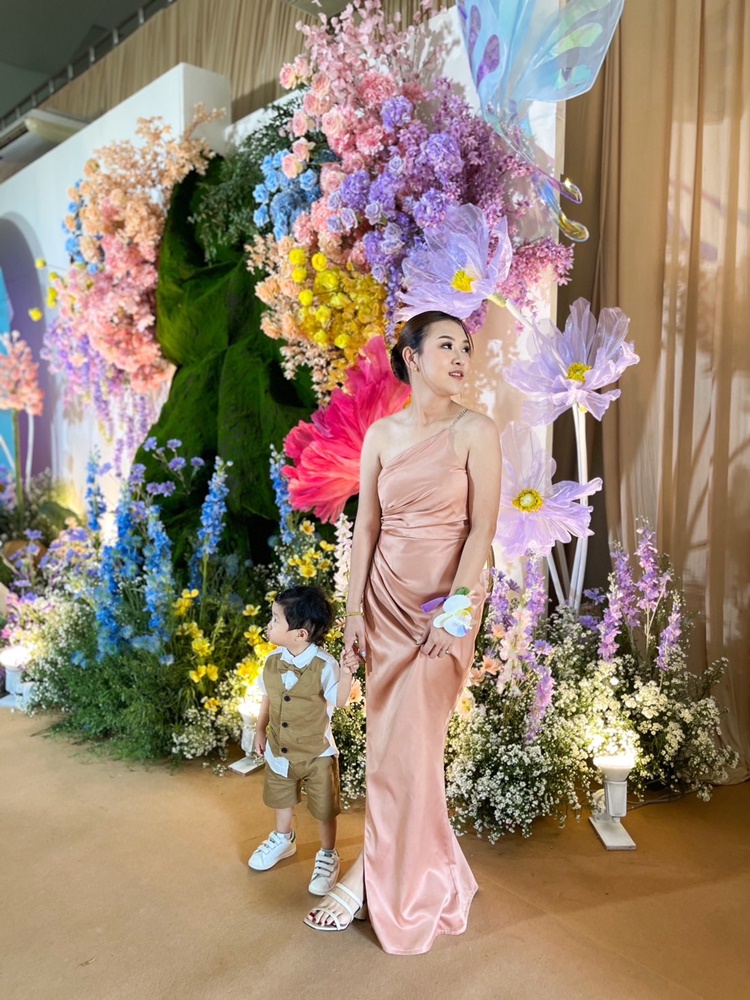 พร้อมเช่า ชุดเดรส ชุดออกงาน ราตรียาว ไหล่เดี่ยว ผ้าซาร่าเงาใส่แล้วผอม สีโรสโกล์ด