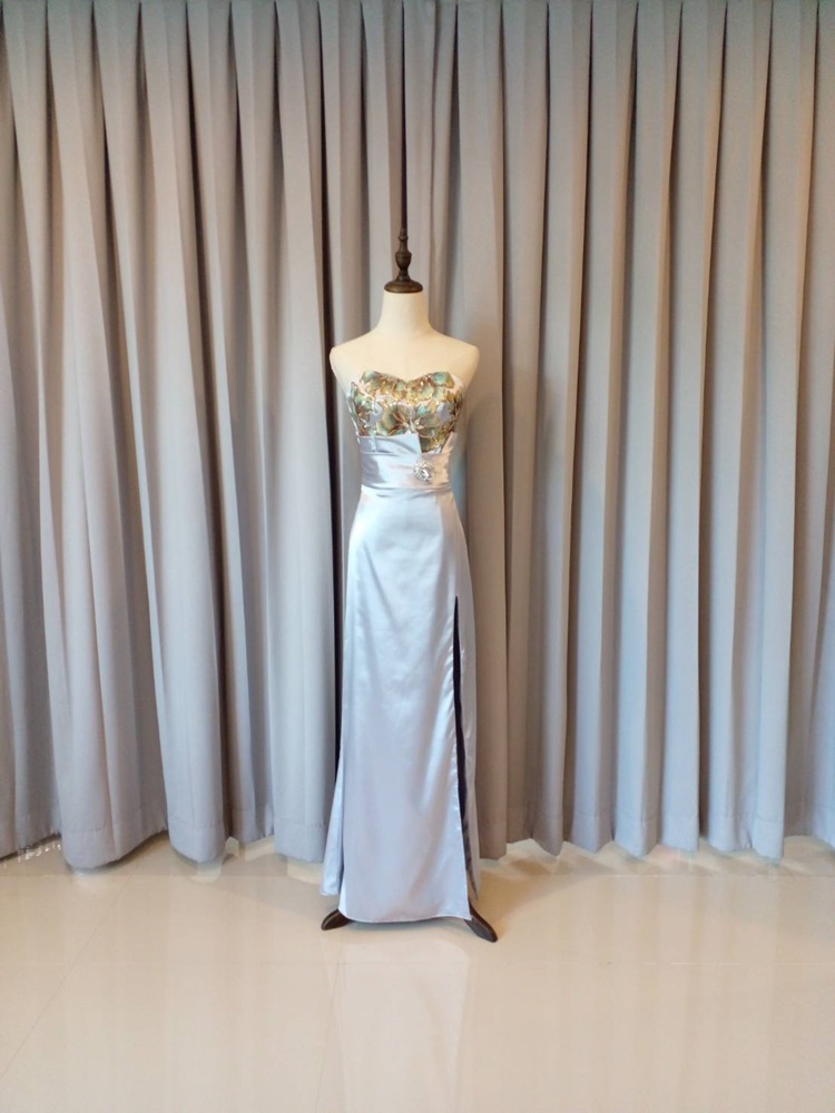 พร้อมเช่า ชุดราตรียาว สีเงิน เกาะอกลูกไม้ปัก ทรงหางปลา ผ้าซาติน