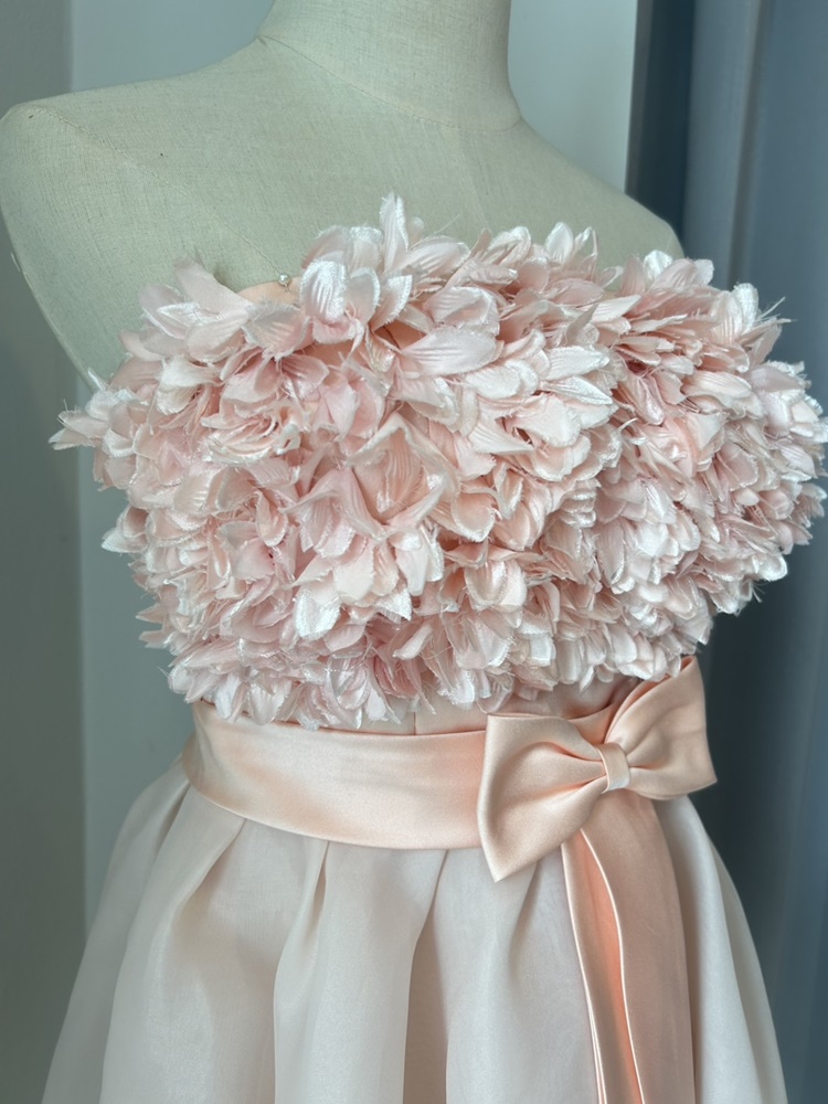 พร้อมเช่า ชุดราตรีสั้น เกาะอก สีโอโรส แต่งดอกฟูช่วงอก ตรงเอวแต่งโบว์ กระโปรงผ้าแก้ว