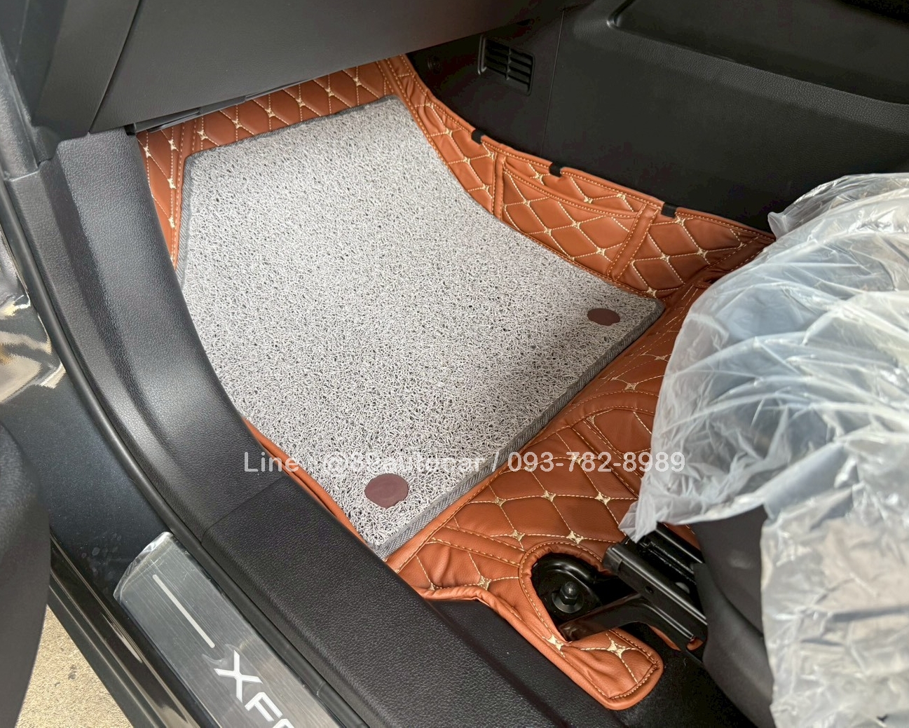 พรมปูพื้นรถยนต์ Mitsubishi X-Force 2025 ปูพรม7D สีน้ำตาลเข้มด้ายอง เสริมด้วยพรมดักฝุ่น สีเทา