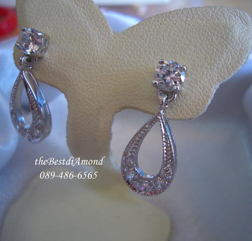 BE426RD+++ต่างหูระย้ารูปหยดน้ำ+++ เป็นแบบห้อยตุ้งติ้ง สวยน่ารักมาก งานเหมือนจริงเลยค่ะส่วนตุ้งติ้งทำเป็นรูปหยดน้ำ ฝังแบบจิกไข่ปลา งานระยิบระยับ สวยมาก