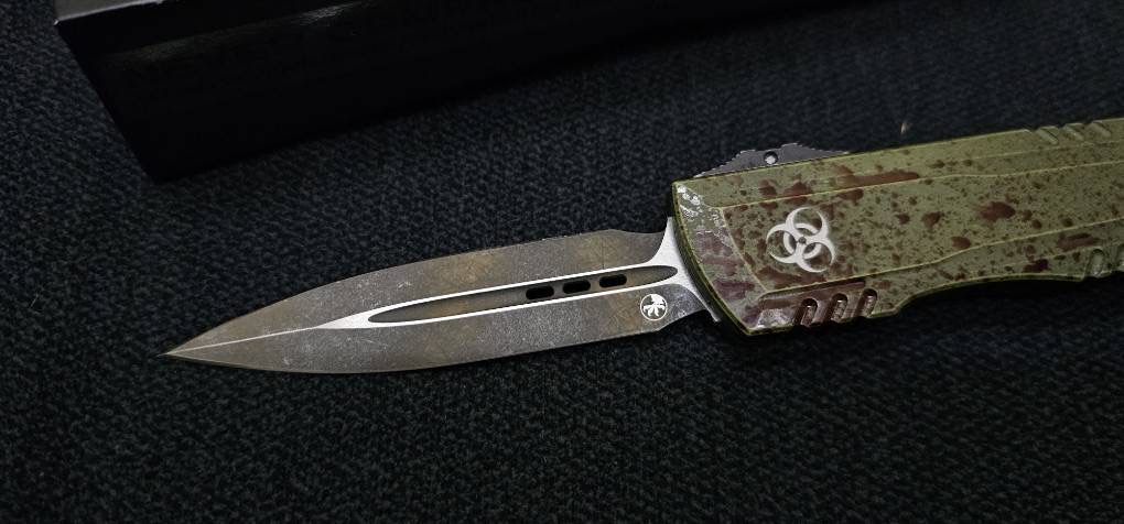 Microtech Luminary D/E Outbreak Deep Engraved Signature Series