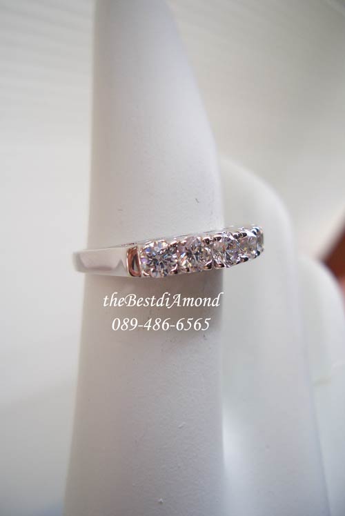 BR964RD+++แหวนแถวหนามเตย 5 เม็ด+++แหวนแถวแบบยอดนิยม ทุกยุคทุกสมัย ฝังแบบหนามเตย เป็นแหวนแถวแบบเรียบๆแต่ดูดี ขนาดเพชร 12 ตัง