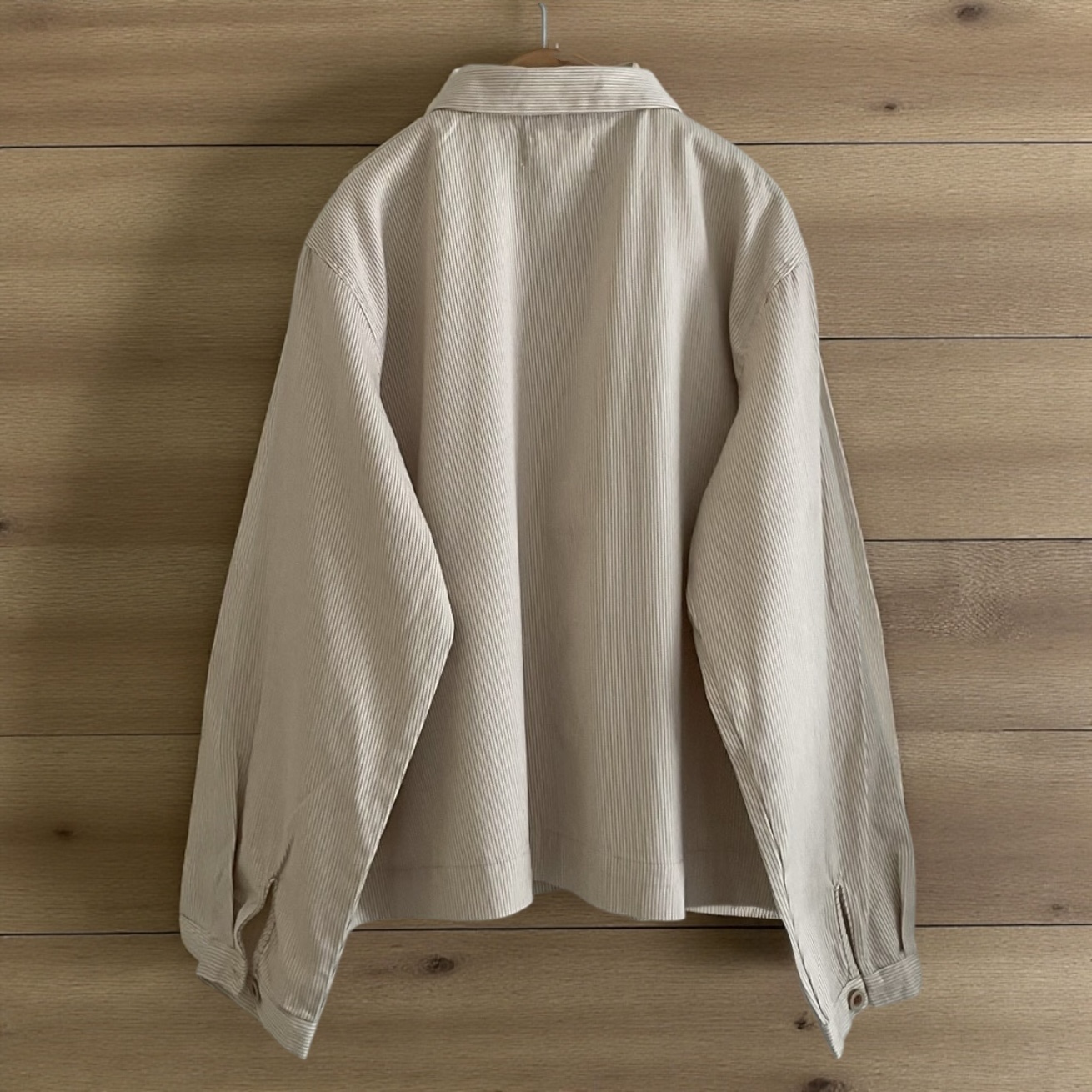 เสื้อเชิ้ตผ้าฝ้ายลายริ้วแต่งกระเป๋า ดีเทลงานปักน่ารักมาก