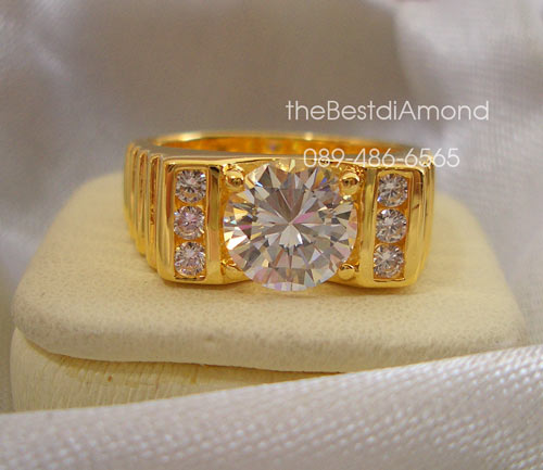 BR814+++แหวนชายเพชร 1 กะรัต แบบตัวเรือนยกสูง+++ดูดีมีระดับมากๆๆ หรูหราพอสมควร ตัวเรือนด้านบนยกสูงเล็กน้อย เพชรเล่นไฟดีสุดๆ เหมือนงานร้านจิวเวลลี่เลย