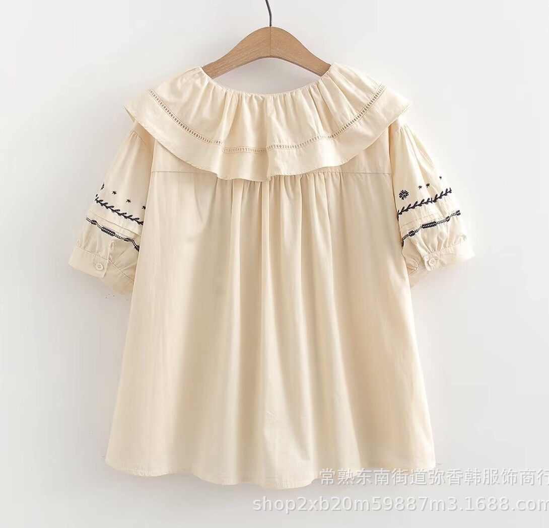 เสื้อผ้าฝ้ายลายปักแต่งคอระบาย