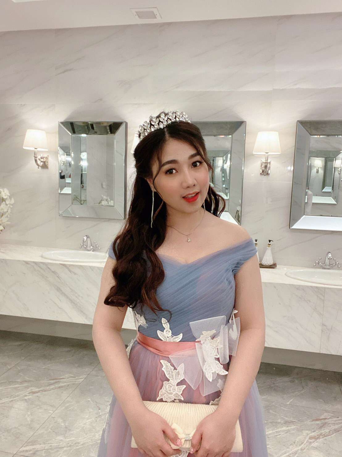 พร้อมเช่า ชุดราตรียาว แบบไหล่ปาด สีเทา-ชมพู Two Tone สไตล์เจ้าหญิง สวยหวานน่ารักมาก เนื้อผ้าตาข่าย แต่งโบว์และลูกไม้ช่วงเอว (เชือกผูกหลัง)