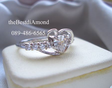 BR411RD+++แหวนหัวใจ ล้อมรัก+++ ดีไซน์ น่ารัก ตรงใจคู่รักมากๆ ใช้เพชรหัวใจขนาด 50 สต( 5*5 mm) อยู่ตรงกลาง และมีขอบทองล้อมเพชรหัวใจอีกที น่ารักม๊ากมากๆๆ