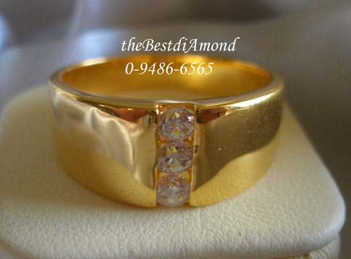 +++RL001+++แหวนทรงปลอกมีด ตรงกลางมีเพชรเรียงด้านยาว ทรงโมเดินส์มาก เรียบ หรู ดูดีมาก ตัวเรือนทองแวววาว .ใส่ติดนิ้วได้ตลอดเลยค่ะ