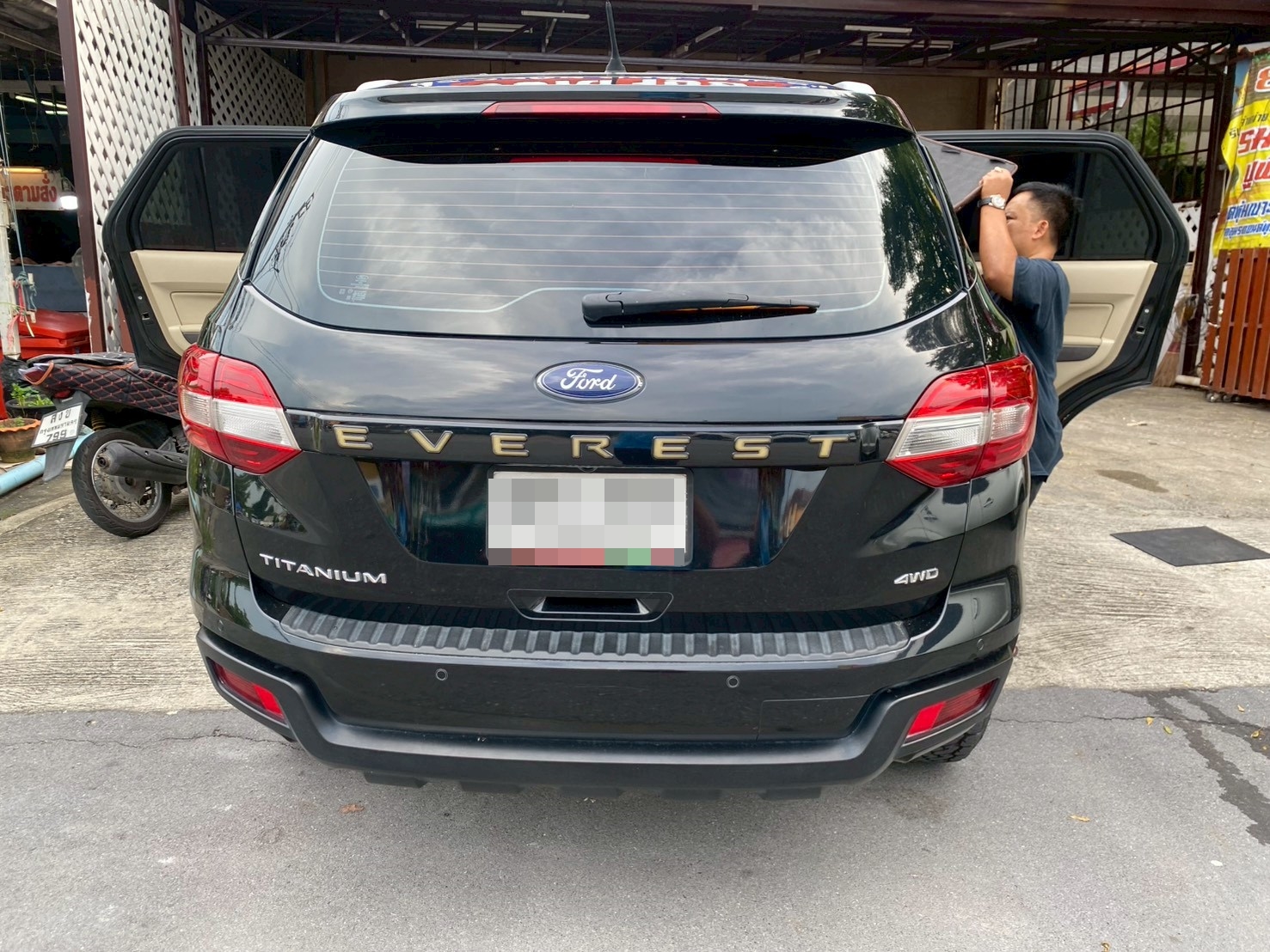 พรมรถยนต์ Ford Everest 2018 ปูพรมVVIP ด้ายคู่ สีกาแฟด้ายทอง เต็มคัน