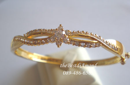 BB020+++กำไลเกลียวดอกไม้+++แบบดีไซน์น่ารัก สวยหรู เป็นเกลียว 2 ข้างมาบรรจบกัน โดยมีดอกไม้ฝังเพชรอยู่ตรงกลาง น่ารักมากๆเลย ใส่ออกงานสบายเลยค่ะ