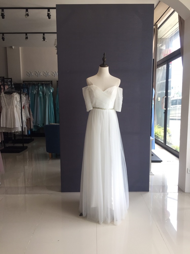 พร้อมเช่า ชุดราตรียาว & แบบปาดไหล่ สีขาว กระโปรงผ้าโปร่งตาข่ายนิ่ม ใส่สบายตัว อกจับจีบ เอวปักคริสตัลหรู (เชือกผูกหลัง)