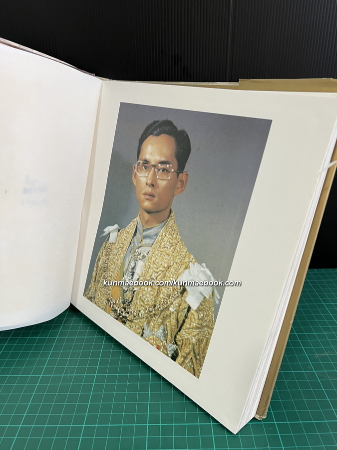 นำชมกรุงรัตนโกสินทร์ ที่ระลึกเนื่องในโอกาสสมโภชกรุงรัตนโกสินทร์ 200 ปี