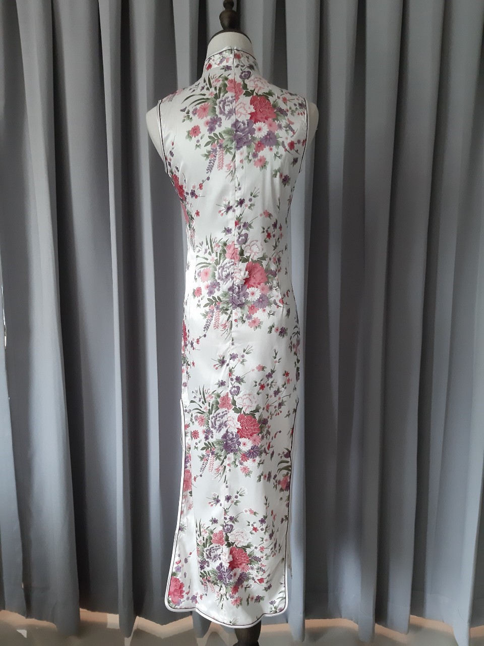 Pre-order กี่เพ้า ผ้าแพร สีขาว พิมพ์ลายดอกไม้ ตัดเย็บอย่างดี