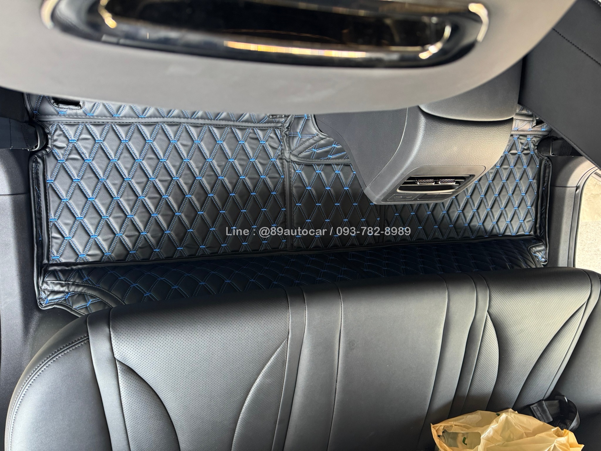 พรมปูพื้นรถยนต์ Omoda C5 (โอโมด้า ซี5) ปูพรมVVIP สีดำด้ายน้ำเงิน เต็มคัน