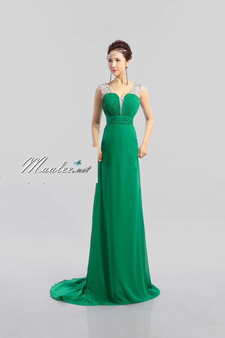 พร้อมเช่า ชุดราตรียาว สีเขียว ปักเลื่อมช่วงอก แบบเปรี้ยวอมหวาน