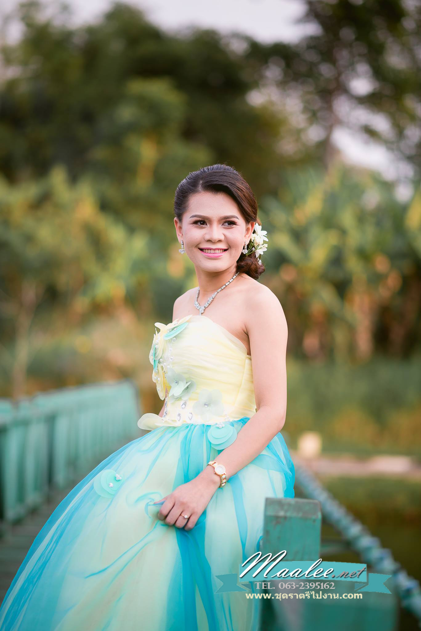 พร้อมเช่า ชุดแฟนซี ชุดราตรียาว เกาะอก แต่งดอกไม้ช่วงบน กระโปรงพองสวย