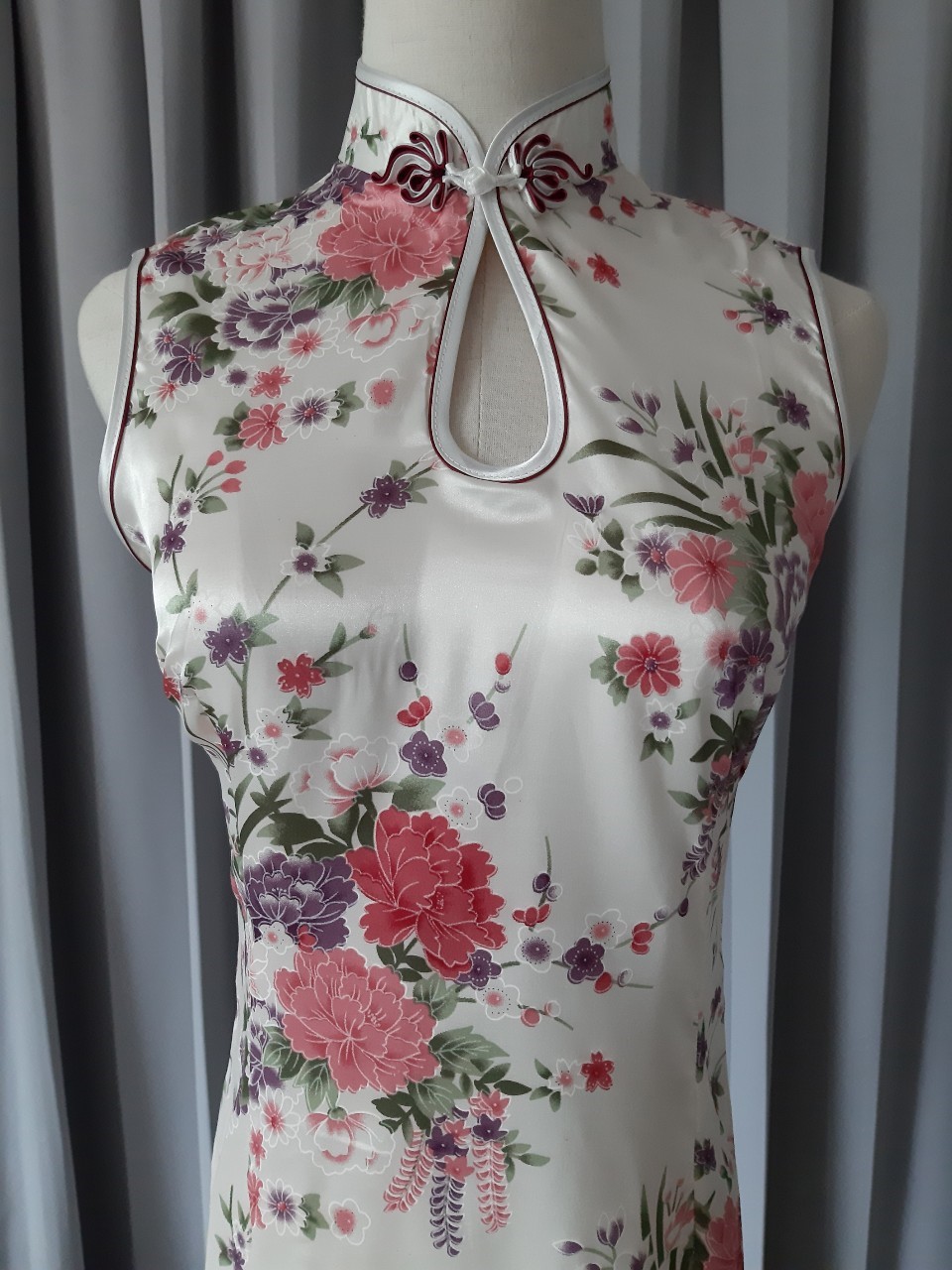 Pre-order กี่เพ้า ผ้าแพร สีขาว พิมพ์ลายดอกไม้ ตัดเย็บอย่างดี