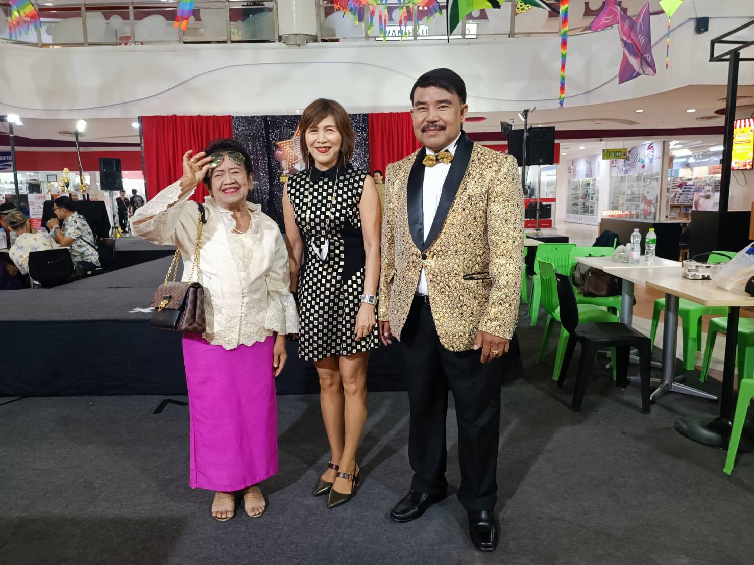 พร้อมเช่า ชุดสูท เสื้อสูทชาย สีทอง ปกทักซิโด้ ทอลาย3มิติ กับกางเกงสีดำ