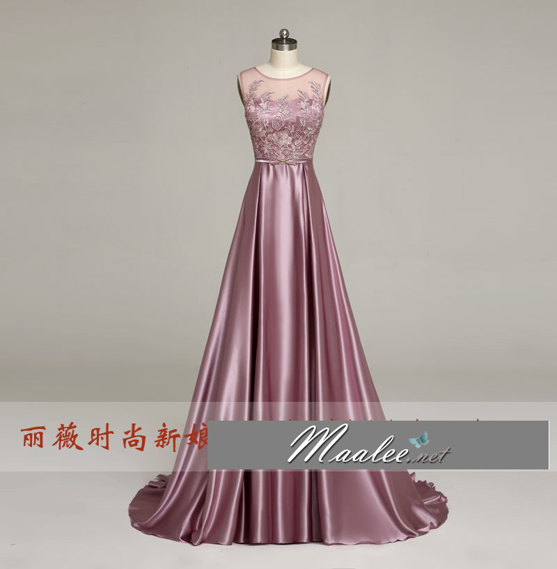 พร้อมเช่า ชุดราตรียาว สีชมพูกะปิ ปักลูกไม้แต่งเลื่อม ด้านหลังเป็นแบบซีทรู กระโปรงผ้าซาติน ชายยาว