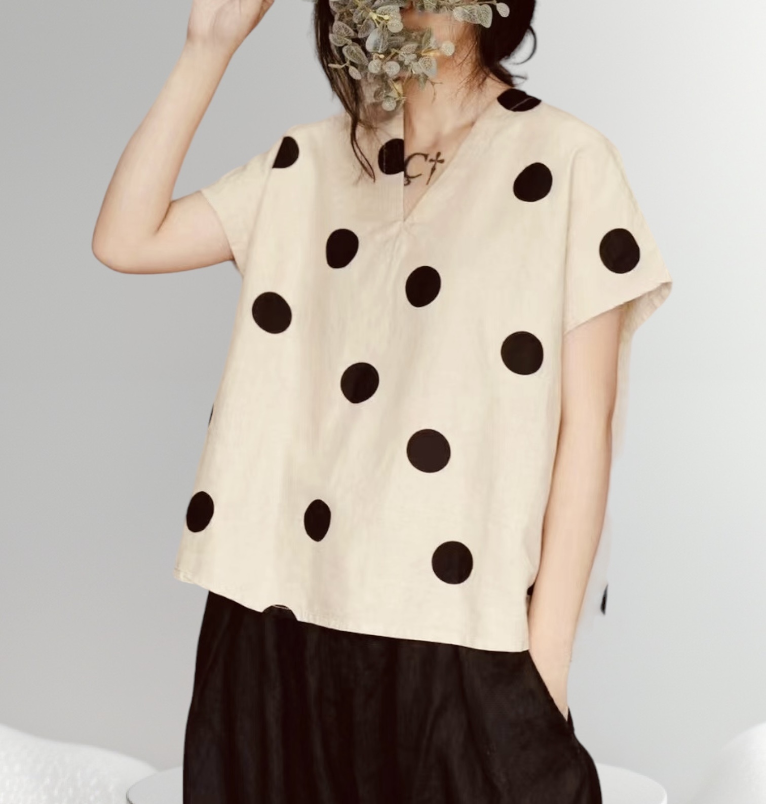 เสื้อคอวีผ้าลินินผสมฝ้ายลายจุด