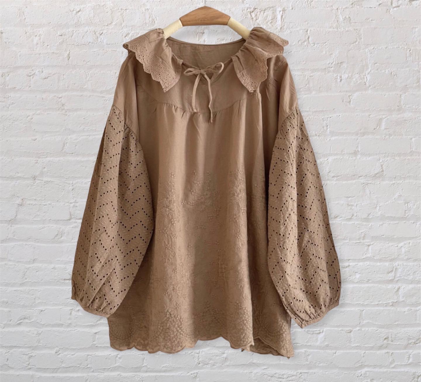เสื้อผ้าฝ้ายลายปักลูกไม้แต่งคอระบาย