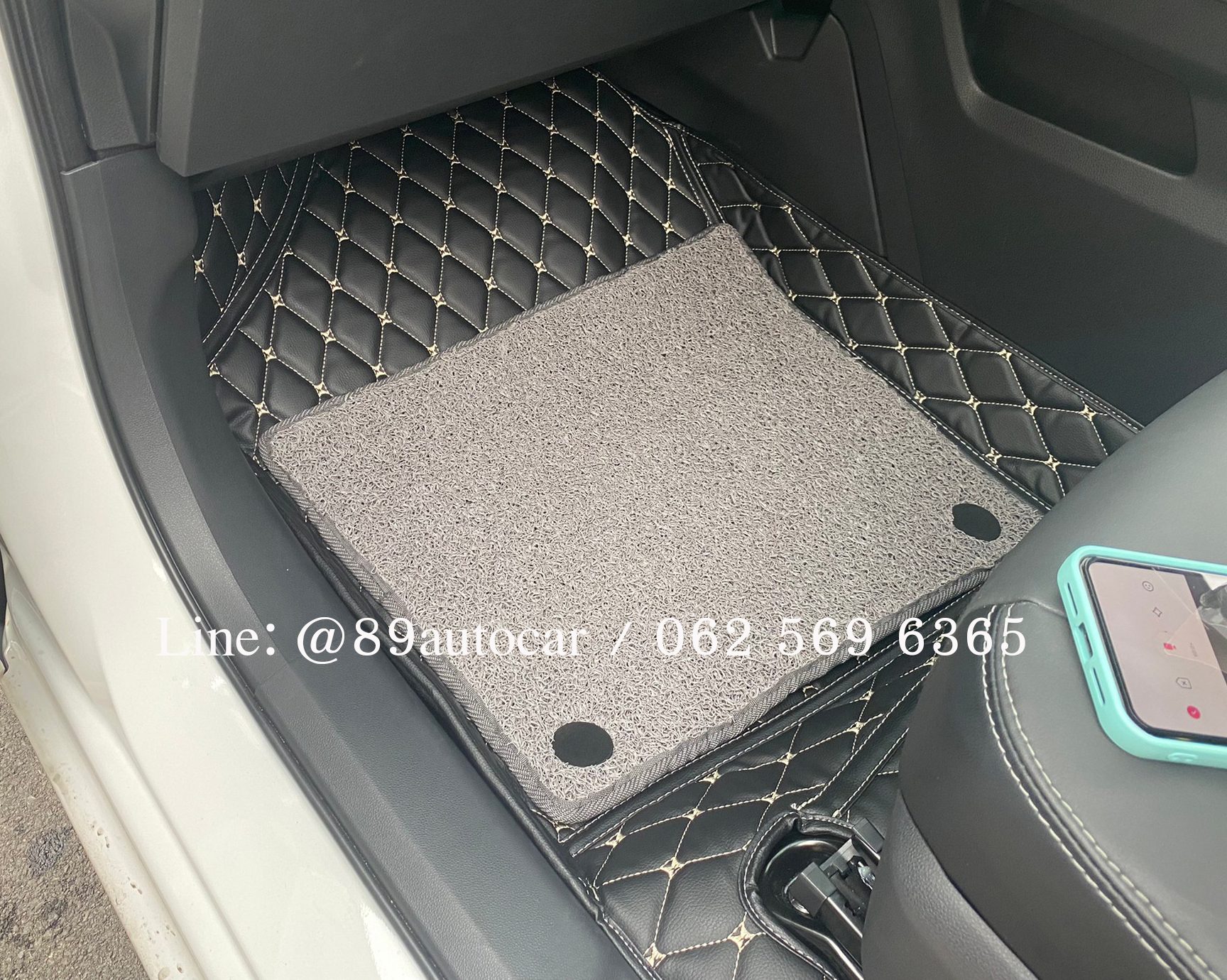 พรมปูพื้นรถยนต์ Toyota Yaris Ativ 2023 ปูพรม7D สีดำด้ายทอง เสริมด้วยพรมดักฝุ่นสีเทา เข้ารูป